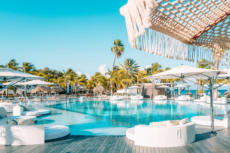 Grote zwembad van der Valk Plaza Dive Beach Bonaire